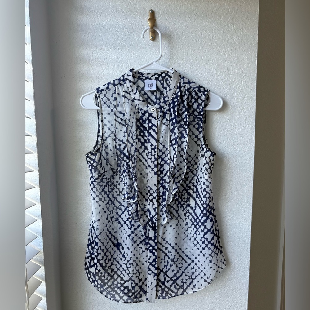CABI VENTURE BLUE AND WHITE CHIFFON SLEEVELESS BLOUSE SIZE EXTRA SMALL NWOT